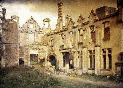 Le rovine del castello dopo la ritirata dei tedeschi, Noyon, Oise, Francia, 1917 da Fernand Cuville
